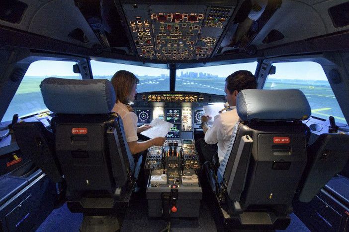 Airline cockpit simulator
