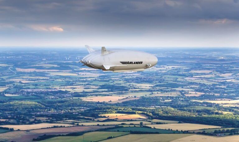 Airlander full scale prototype in flight